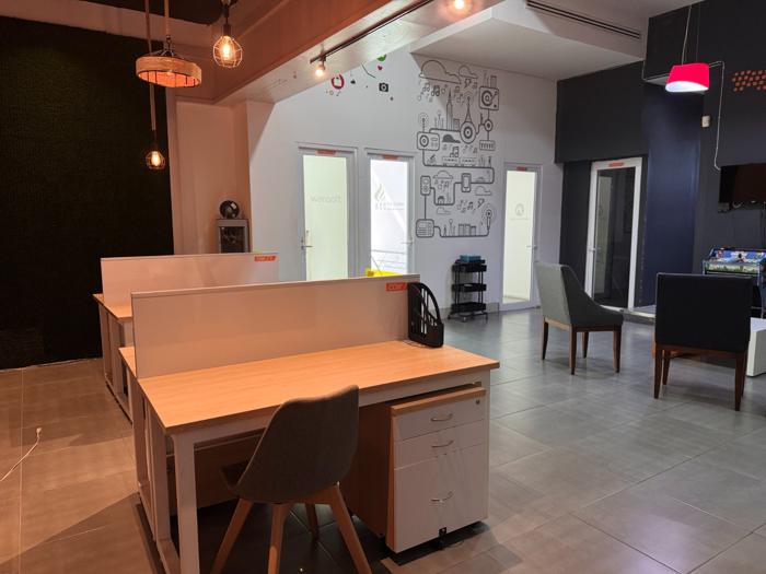 Fila de escritorios del coworking junto a la sala de espera