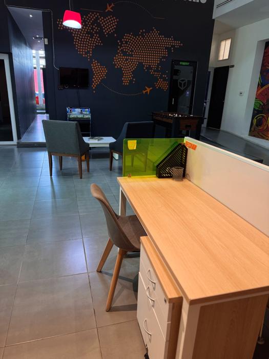Escritorio con mampara frente al muro con mapa del mundo