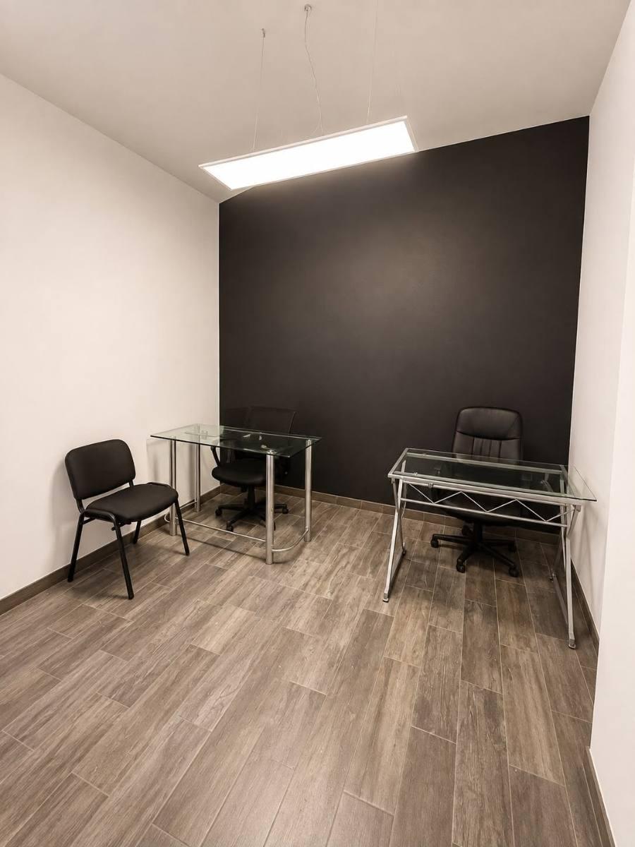 Oficina privada de D4 con dos escritorios de cristal y sillas ejecutivas